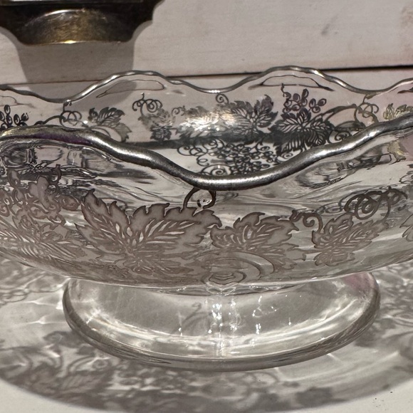 Vintage Silver Overlay Grapevine Pedestal Glass Bowl Vanity Catchall - Picture 2 of 3